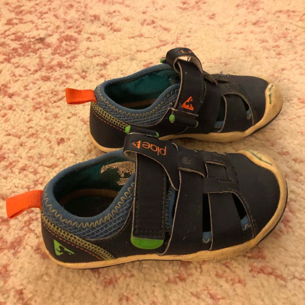 Plae Sandals